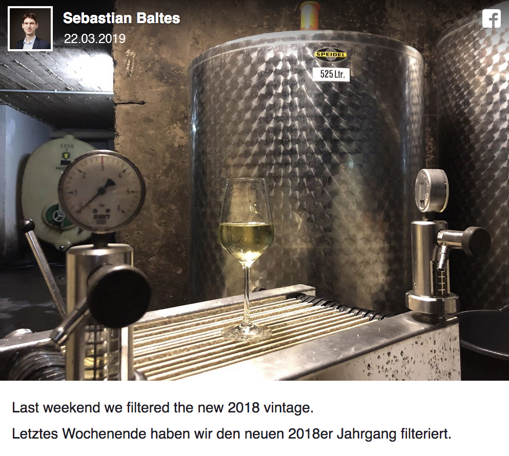 Facebook-Beitrag vom 22.3.2019: Filtration des 2018er Jahrgangs im Keller, Weinglas auf dem Schichtenfilter